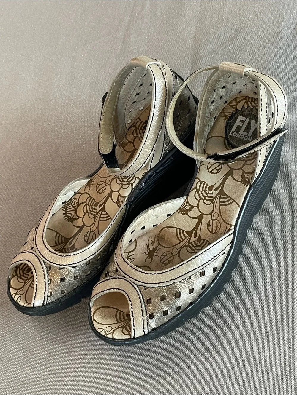 Fly London Yumo Pewter Silver Peep Toe Wedge Sandal 7.5/38